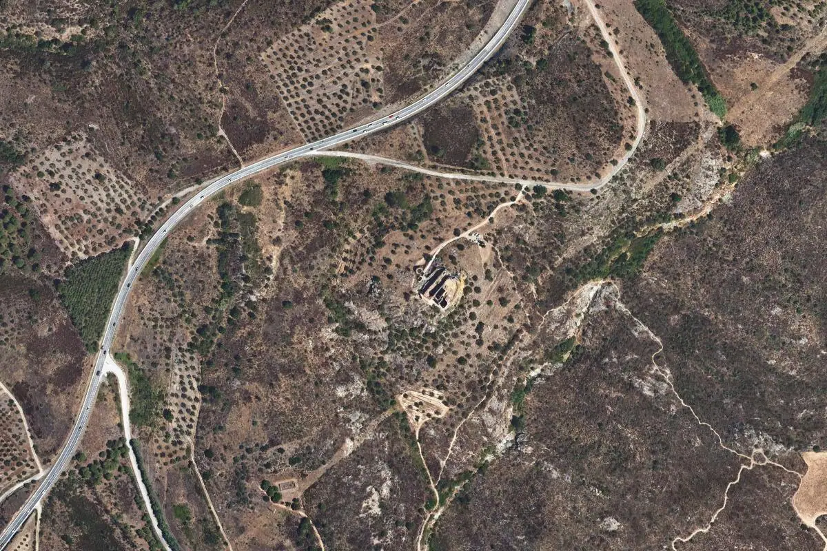 Foto aérea de la zona de El Alt Empordà · Castell de Quermançó