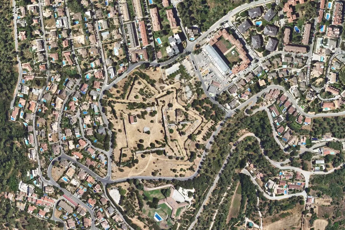 Foto aérea de la zona de El Gironès · Castell de Montjüic