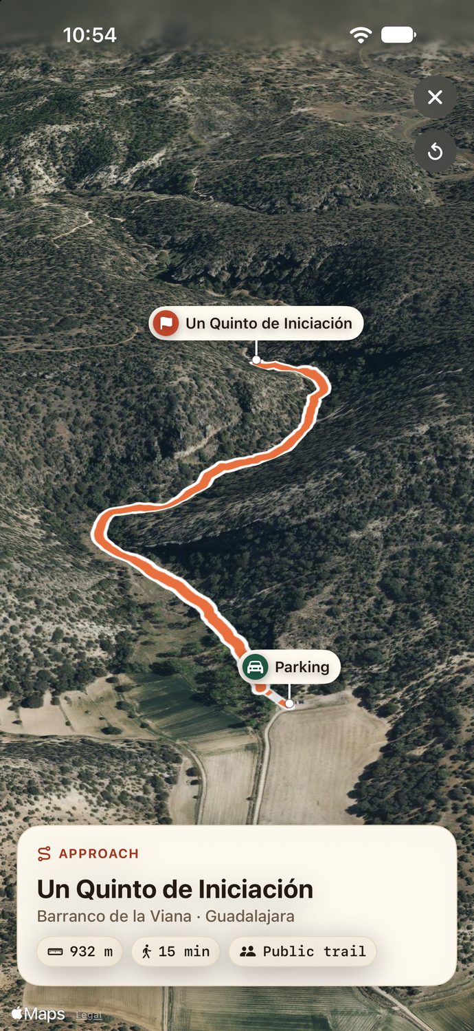 Dojście w 3D w Cordadzie: ścieżka z parkingu do sektora Un Quinto de Iniciación w Barranco de la Viana, na zdjęciu satelitarnym z rzeźbą terenu.