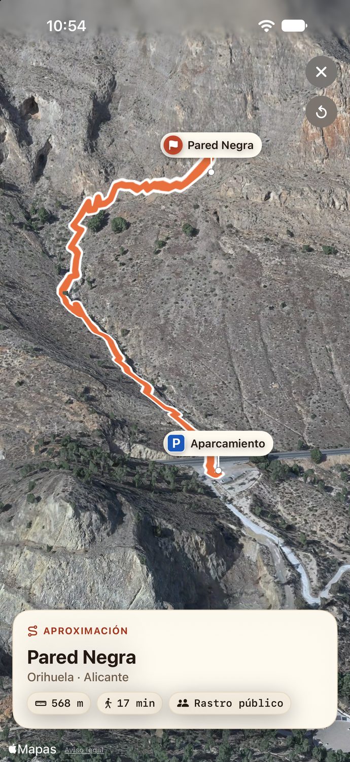 La aproximación a Pared Negra, en Orihuela, en la app Cordada: el camino del aparcamiento al sector, en 3D sobre el satélite con relieve.