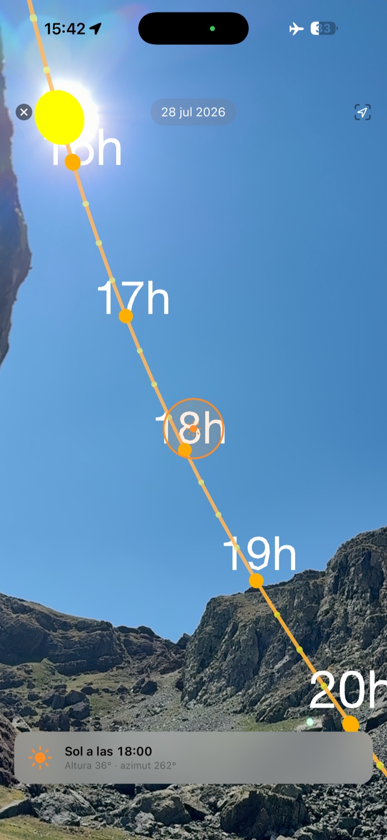 RA Soleil dans Cordada : la trajectoire du soleil dessinée sur le ciel réel des Pyrénées, avec les heures 17h, 18h, 19h et 20h et la lecture « Soleil à 18:00, hauteur 36°, azimut 262° »